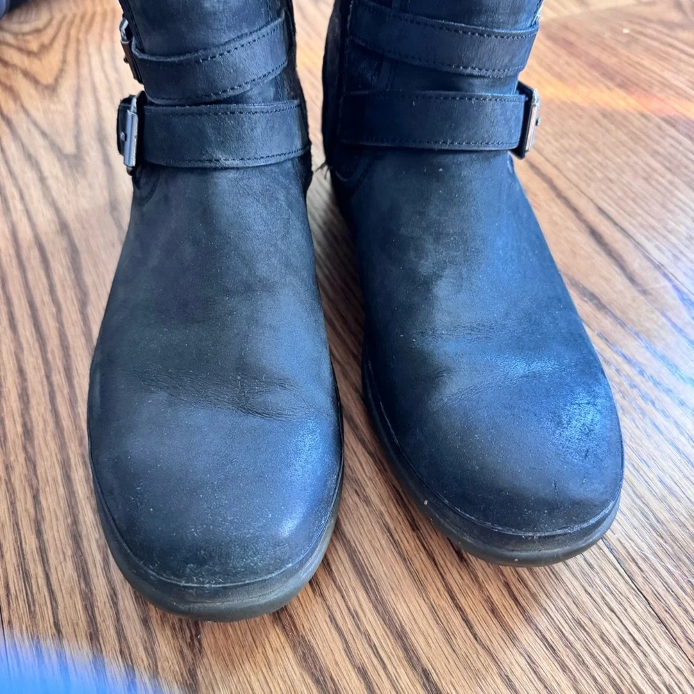 UGG Simmens Waterproof Leather Boot size 9.5 Black leather and grey wool